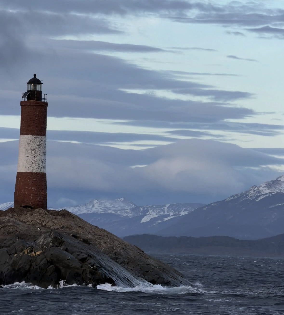 Hafen von Ushuaia mit Ausflugsbooten und schneebedeckten Bergen im Hintergrund, Tor zum Beagle-Kanal